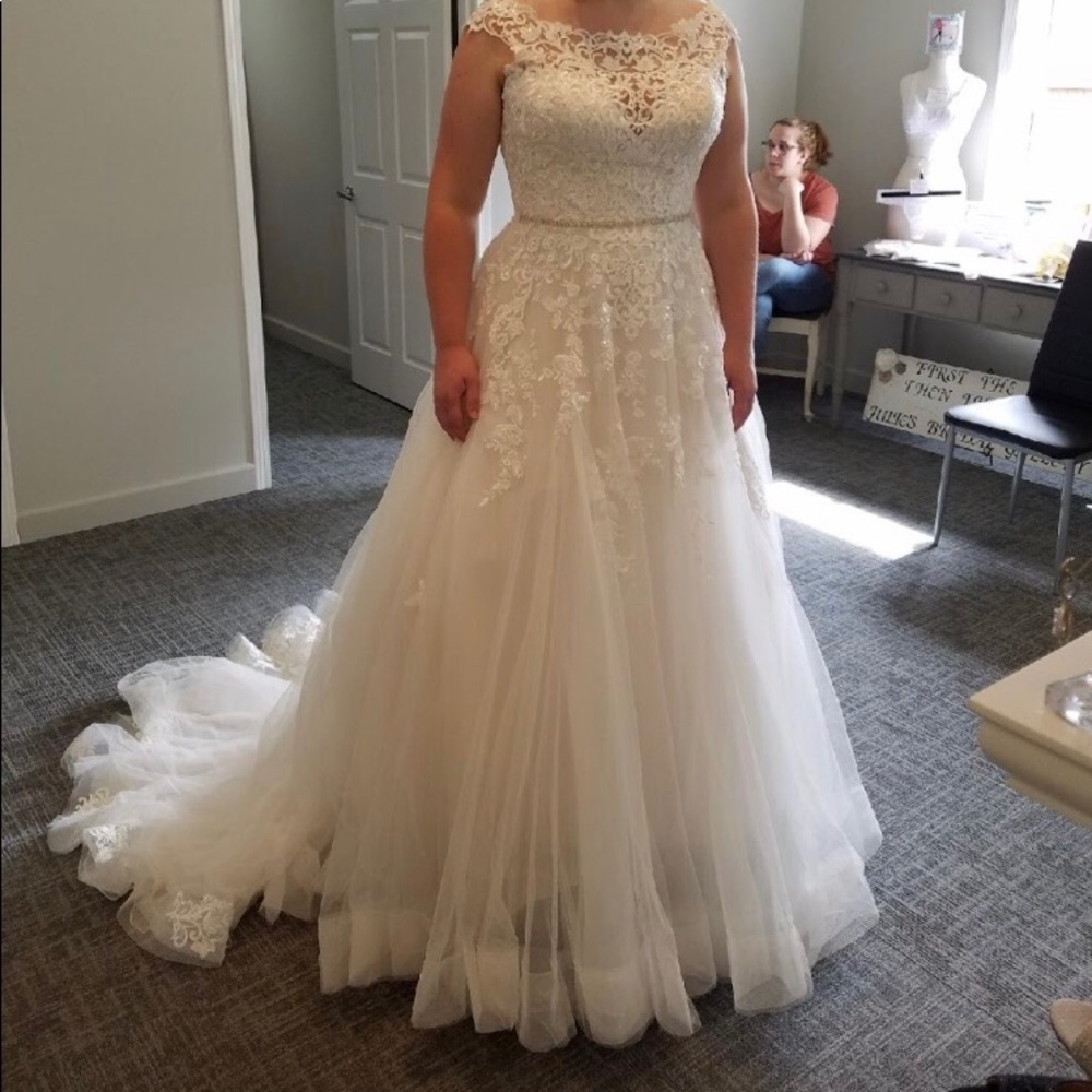 Wedding dress: Essense of Australia